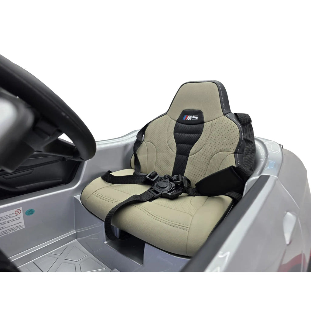 Siege cuir et ceinture cinq points de la BMW M5 electrique enfant