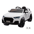 Audi Q7 blanche, voiture électrique enfant 12V, vue trois quarts avant avec sa télécommande