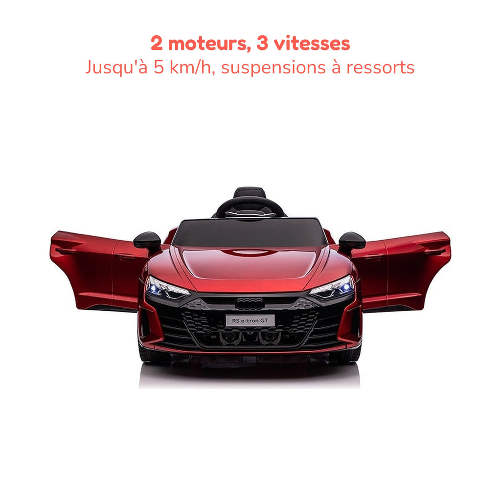 Audi RS e-tron GT rouge enfant portes ouvertes : 2 moteurs, 3 vitesses jusqu'à 5 km/h, suspensions à ressorts