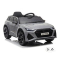 Audi RS6 grise, voiture électrique enfant 12V, vue trois quarts avant avec sa télécommande