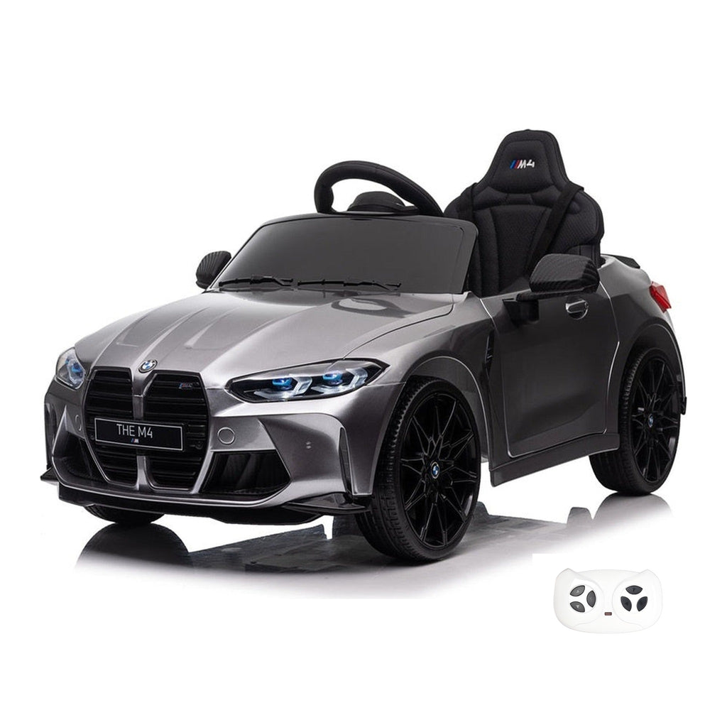 BMW M4 grise, voiture électrique enfant 12V, vue trois quarts avant avec sa télécommande