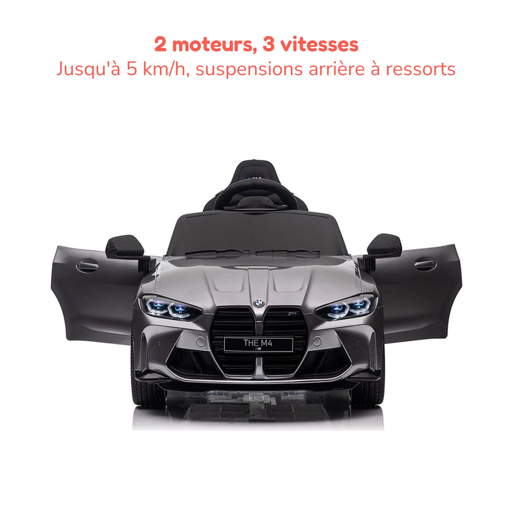 BMW M4 grise enfant portes ouvertes, 2 moteurs, 3 vitesses jusqu'à 5 km/h, suspensions arrière à ressorts