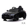 BMW M4 noire, voiture électrique enfant 12V, vue trois quarts avant avec sa télécommande