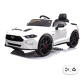 Ford Mustang blanche, voiture électrique enfant 24V, vue trois quarts avant avec sa télécommande
