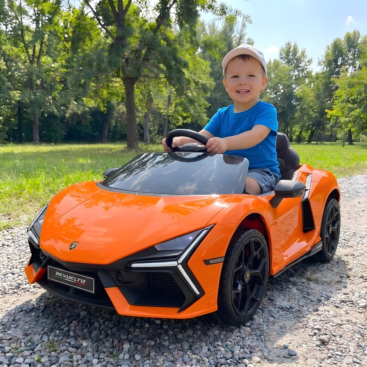 Enfant au volant de la Lamborghini Revuelto électrique orange sur un chemin de graviers
