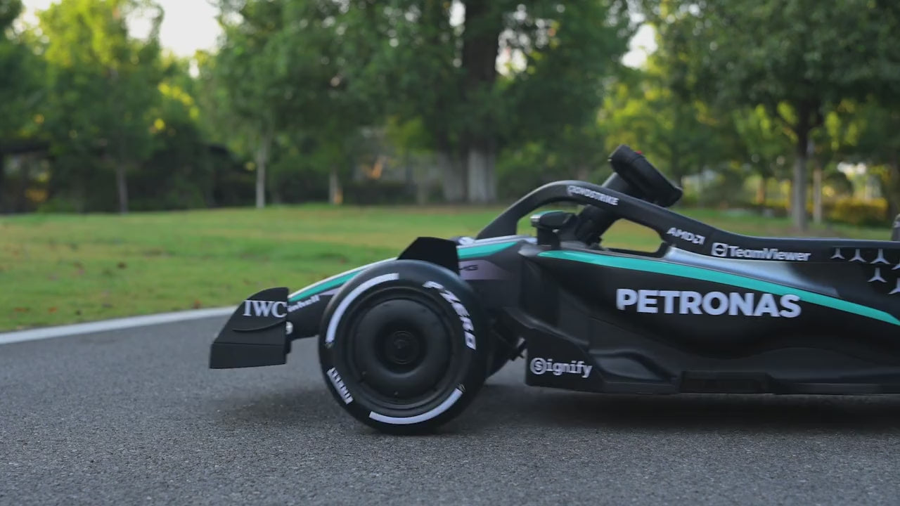 La Mercedes-AMG Petronas F1 enfant en train de rouler