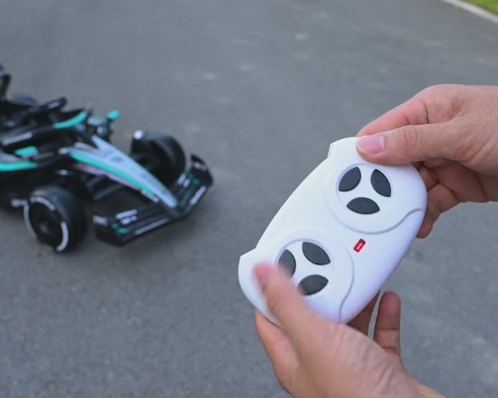 Télécommande parentale qui pilote la F1 électrique enfant