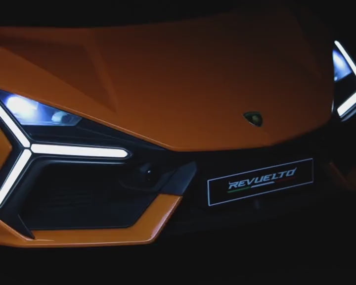 Phares LED en Y et feux arrière allumés de la Lamborghini Revuelto enfant