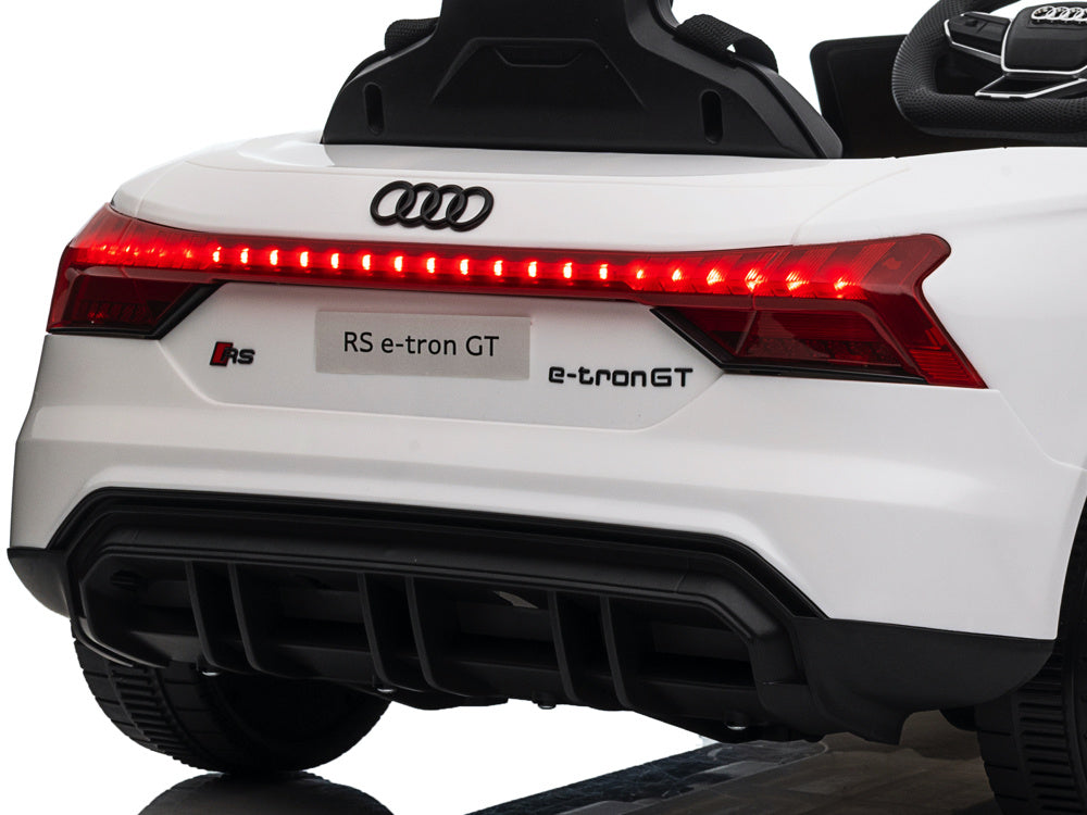 Feux arrière LED de l'Audi RS e-tron GT blanche enfant