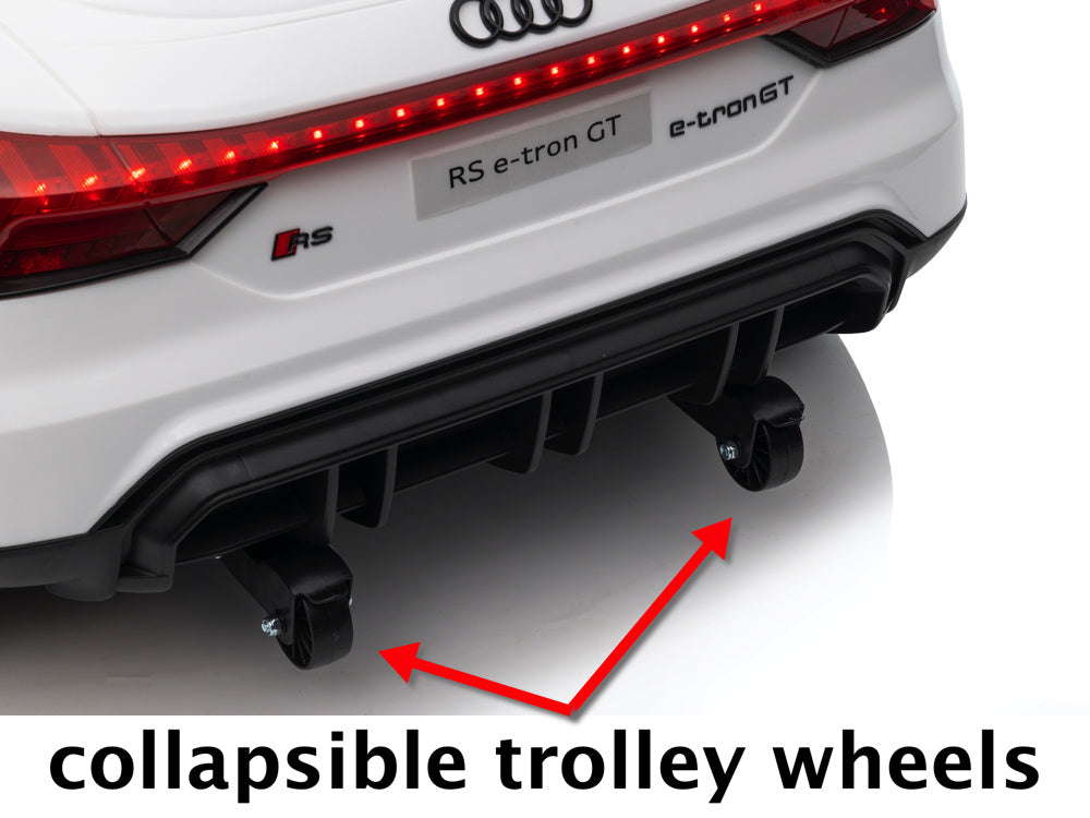 Roulettes de transport à l'arrière de l'Audi RS e-tron GT enfant
