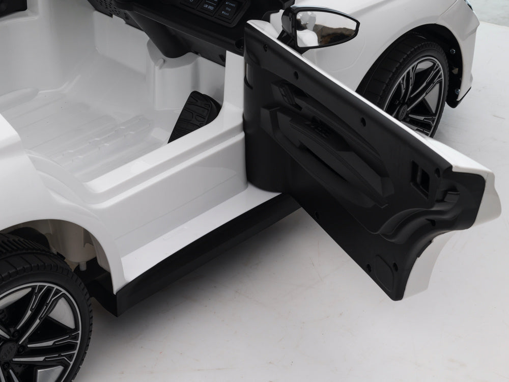 Porte ouvrante de l'Audi RS e-tron GT blanche enfant