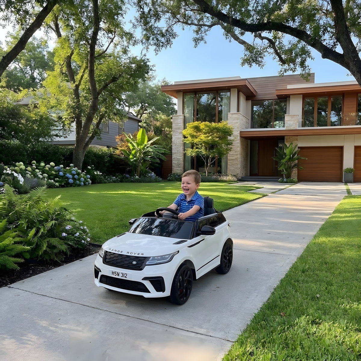 Enfant au volant du Range Rover Velar blanc électrique