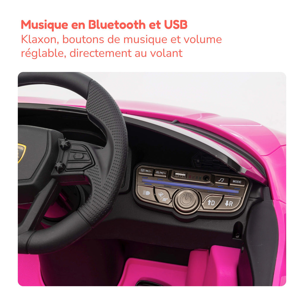 Musique et boutons au volant de la Lamborghini Revuelto enfant