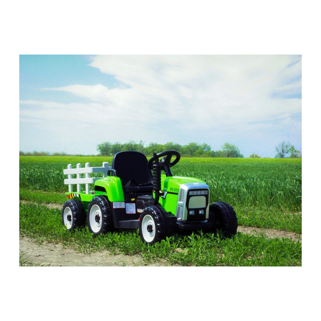 Tracteur electrique enfant avec remorque dans un champ