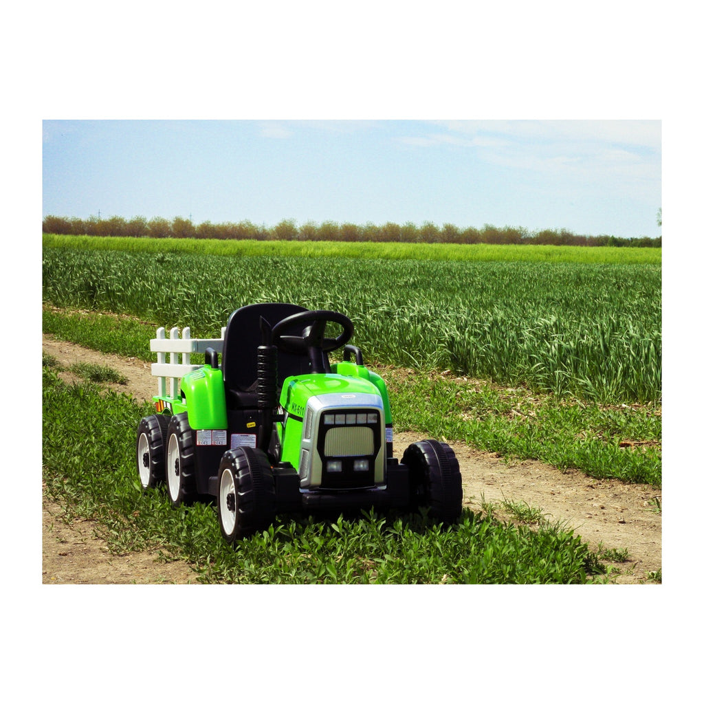 Tracteur electrique enfant en exterieur sur un chemin
