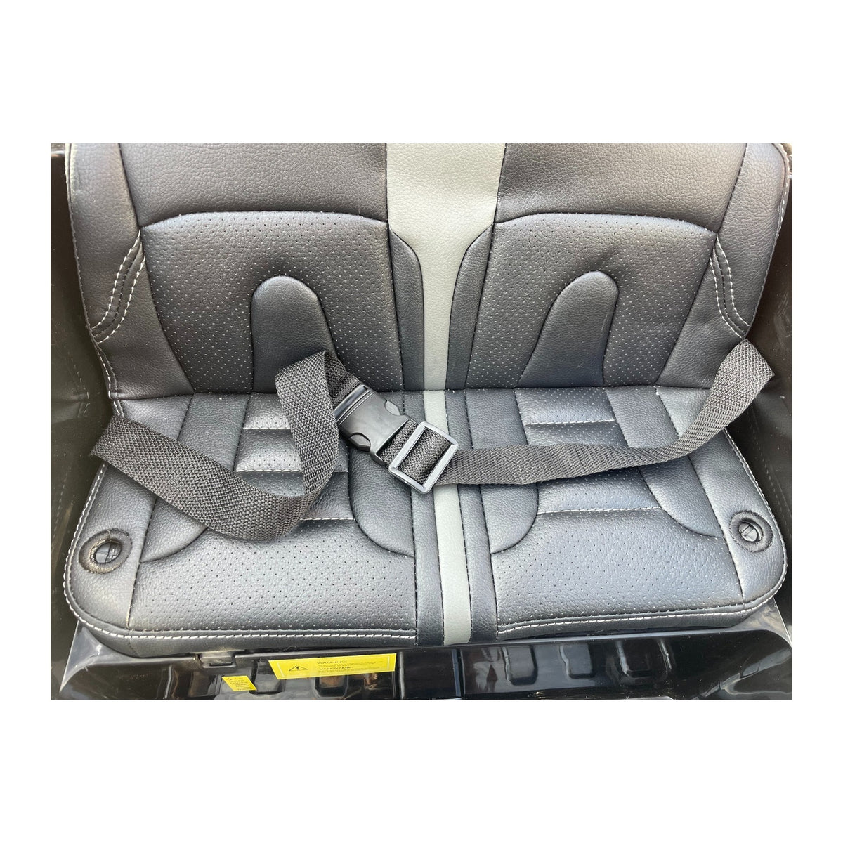 Assise rembourree facon cuir et ceinture de securite